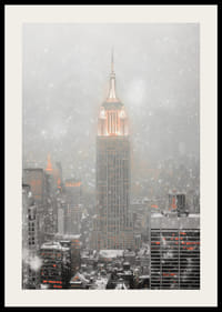 Empire State Building iluminat printre orizontul orașului în ninsoare de iarnă-2