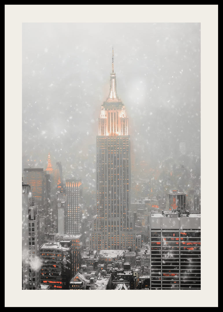 Empire State Building iluminat printre orizontul orașului în ninsoare de iarnă-12