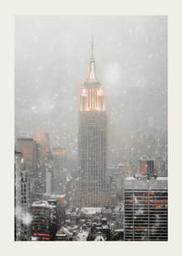 Empire State Building iluminat printre orizontul orașului în ninsoare de iarnă-3