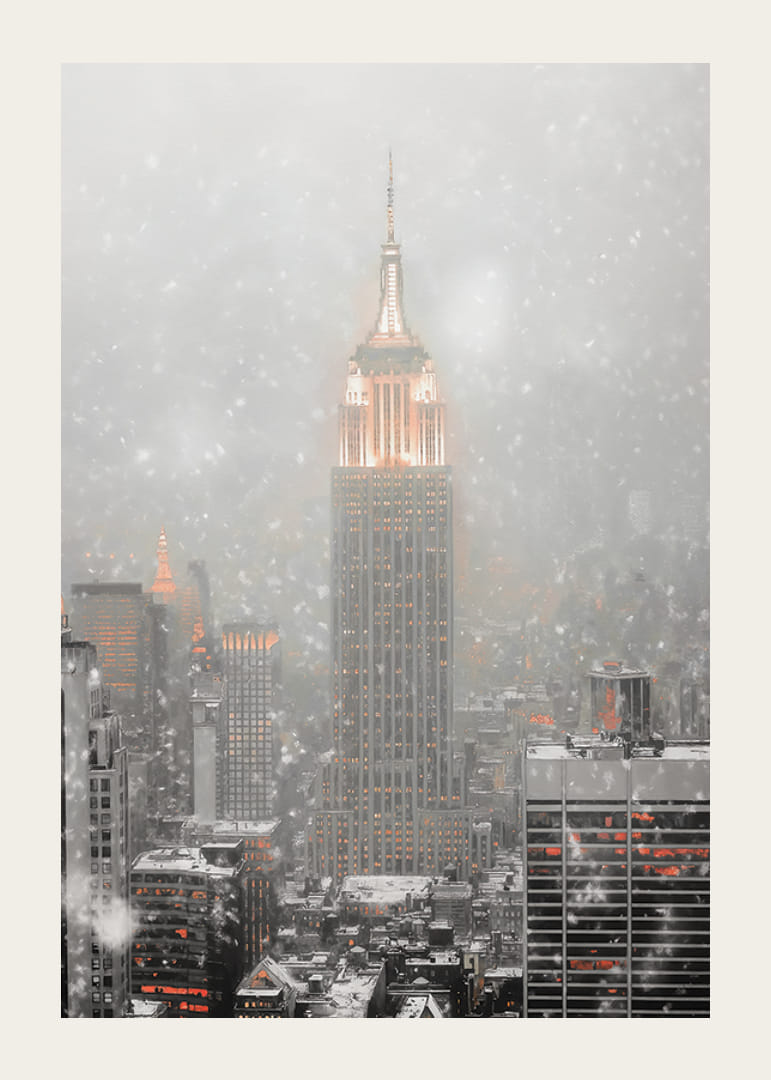 Empire State Building iluminat printre orizontul orașului în ninsoare de iarnă-12