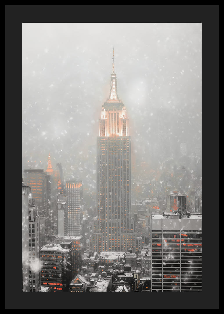 Empire State Building iluminat printre orizontul orașului în ninsoare de iarnă-12