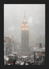 Empire State Building iluminat printre orizontul orașului în ninsoare de iarnă-5