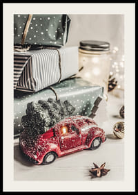 Grønne prikkete julegaver og rød lekebil med grantre-2