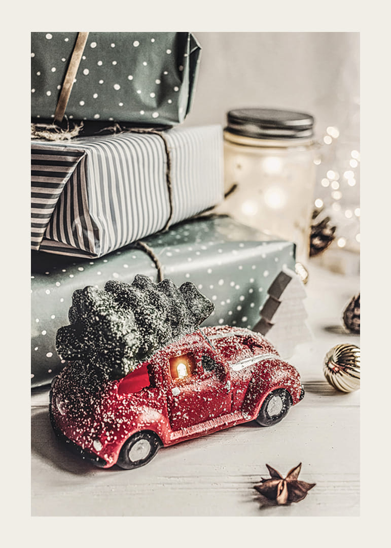 Grønne prikkete julegaver og rød lekebil med grantre-12