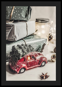 Grønne prikkete julegaver og rød lekebil med grantre-4