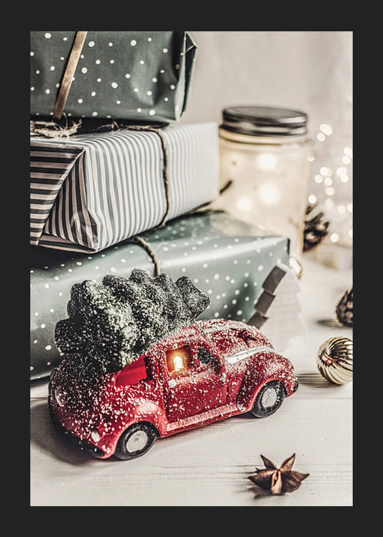 Grønne prikkete julegaver og rød lekebil med grantre-12