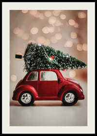 Voiture jouet rouge avec un sapin de Noël sur le toit sur un fond de lumière floue-2