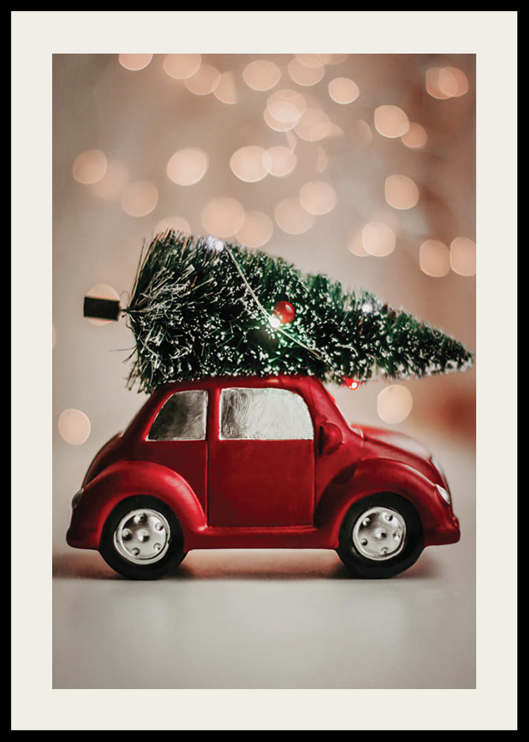 Voiture jouet rouge avec un sapin de Noël sur le toit sur un fond de lumière floue-12