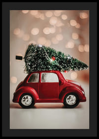 Voiture jouet rouge avec un sapin de Noël sur le toit sur un fond de lumière floue-4