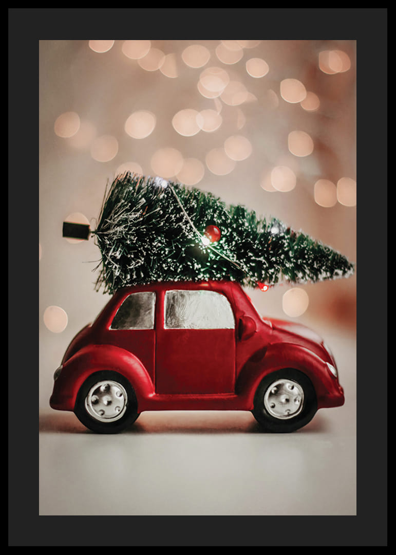 Voiture jouet rouge avec un sapin de Noël sur le toit sur un fond de lumière floue-12