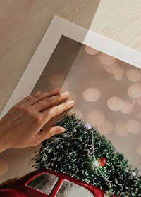 Röd leksaksbil med julgran på taket mot suddig ljus bakgrund-9