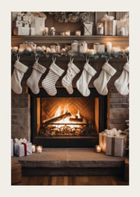 Photographie de bas de Noël blancs au-dessus d'une cheminée allumée-3