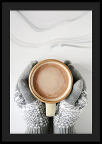 Gråstickade vantar håller kopp med varm choklad, ovanifrån-4