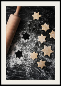 Fotografia rozvaľkaného cesta, valčeka a vykrajovačky na sušienky v tvare hviezdy na pomúčenom stole-2