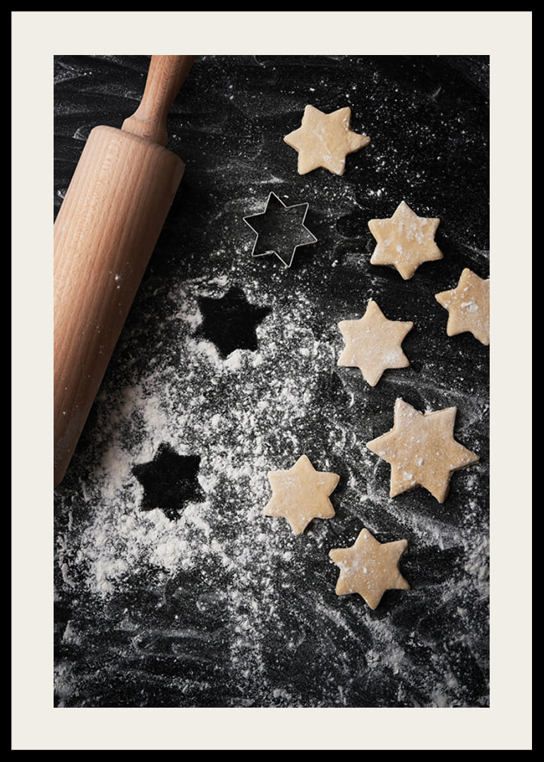 Fotografia rozvaľkaného cesta, valčeka a vykrajovačky na sušienky v tvare hviezdy na pomúčenom stole-12