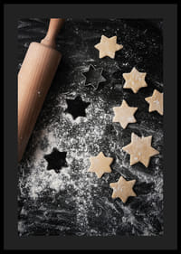 Fotografia rozvaľkaného cesta, valčeka a vykrajovačky na sušienky v tvare hviezdy na pomúčenom stole-4