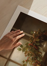 Dažyta palangė su žvakėmis ir kalėdinėmis dekoracijomis-9
