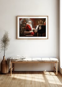 Tomte i röd dräkt spelar piano vid julgran och tända ljus-8