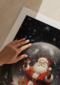 Illustrerad jultomte i snöglob med gåva och vinterlandskap-9