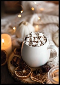 Foto einer weißen Tasse heißer Schokolade mit Marshmallows und weihnachtlichen Gewürzen-6