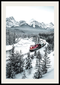 Fotografische Winterlandschaft mit rotem Zug zwischen schneebedeckten Tannen-2