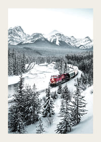 Fotografische Winterlandschaft mit rotem Zug zwischen schneebedeckten Tannen-3