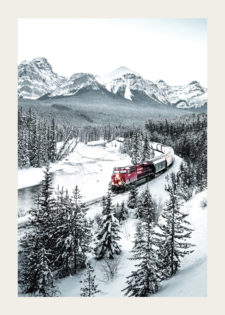 Fotografische Winterlandschaft mit rotem Zug zwischen schneebedeckten Tannen-12