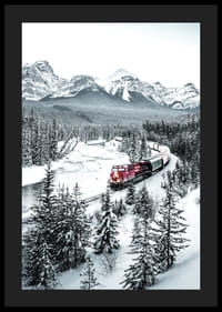 Fotografische Winterlandschaft mit rotem Zug zwischen schneebedeckten Tannen-4