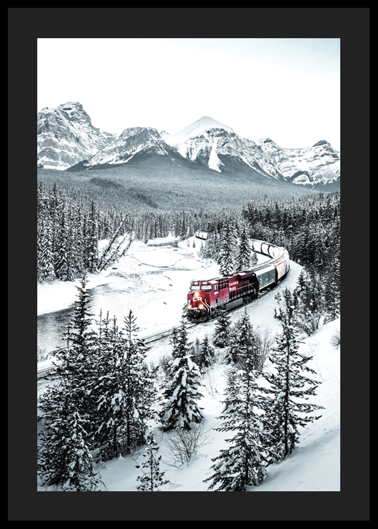 Fotografische Winterlandschaft mit rotem Zug zwischen schneebedeckten Tannen-12