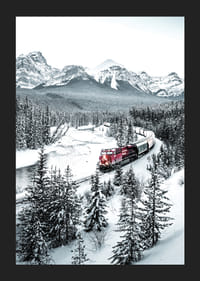 Fotografische Winterlandschaft mit rotem Zug zwischen schneebedeckten Tannen-5