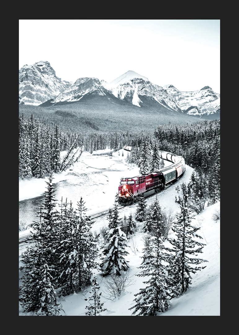 Fotografische Winterlandschaft mit rotem Zug zwischen schneebedeckten Tannen-12