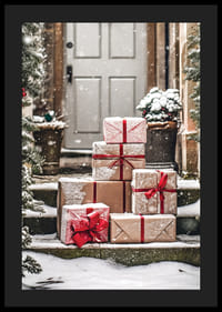 Foto von Weihnachtsgeschenken mit roten Bändern auf verschneiten Treppen-4