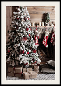 Zasnežená jedľa s červenými guľami, vianočnými darčekmi a pruhovanými ponožkami-2