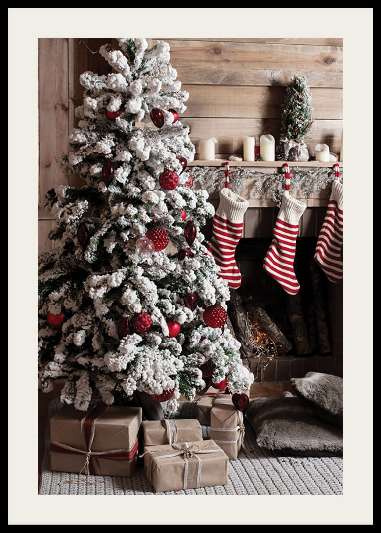Zasnežená jedľa s červenými guľami, vianočnými darčekmi a pruhovanými ponožkami-12