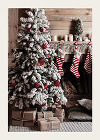 Snötäckt gran med röda kulor, julklappar och randiga strumpor-3