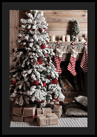 Snötäckt gran med röda kulor, julklappar och randiga strumpor-4