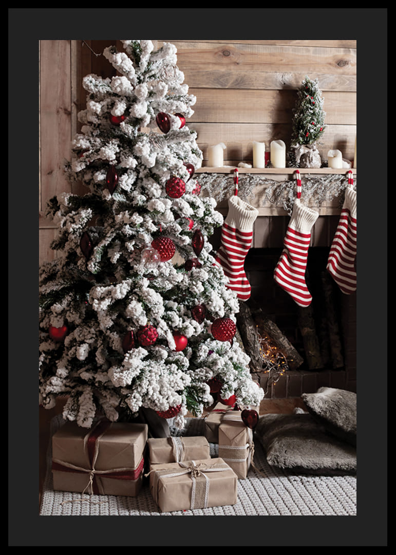 Zasnežená jedľa s červenými guľami, vianočnými darčekmi a pruhovanými ponožkami-12