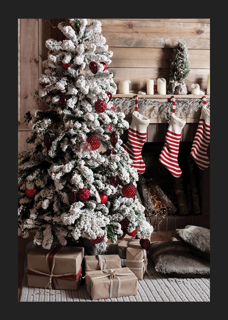 Snötäckt gran med röda kulor, julklappar och randiga strumpor-12