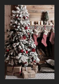 Zasnežená jedľa s červenými guľami, vianočnými darčekmi a pruhovanými ponožkami-5