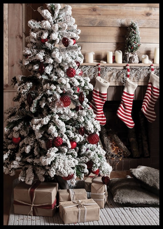 Snötäckt gran med röda kulor, julklappar och randiga strumpor-12