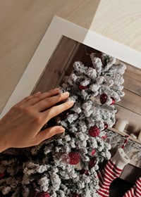 Snötäckt gran med röda kulor, julklappar och randiga strumpor-9