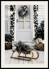 Zdjęcie jodły na drewnianych saniach przed ozdobionymi drzwiami-2