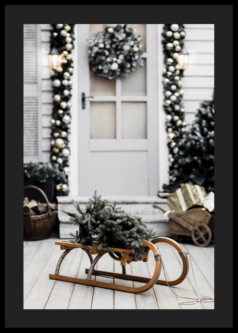 Zdjęcie jodły na drewnianych saniach przed ozdobionymi drzwiami-12
