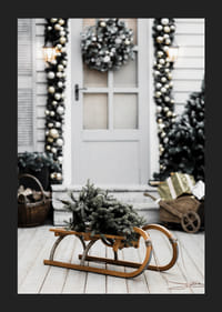 Zdjęcie jodły na drewnianych saniach przed ozdobionymi drzwiami-5