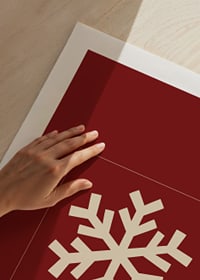 Grafisk snöflinga i beige på mörkröd bakgrund-9