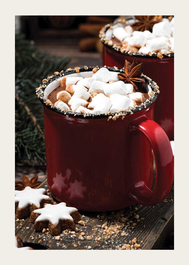 Mug rouge avec chocolat chaud et guimauves, ambiance de Noël-12