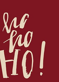 Handskriven text ho ho ho i beige på mörkröd bakgrund-7
