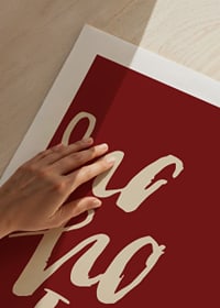 Handskriven text ho ho ho i beige på mörkröd bakgrund-9