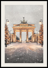 Poster met Brandenburger Tor in winterlandschap, sneeuw en kerstbomen-2