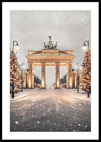Plakat med et maleri af en oplyst Brandenburger Tor-0